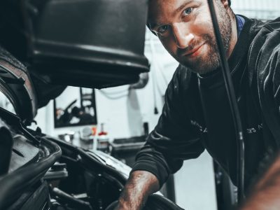 Mekaniker jobber på motor i Meca bilverkstedet