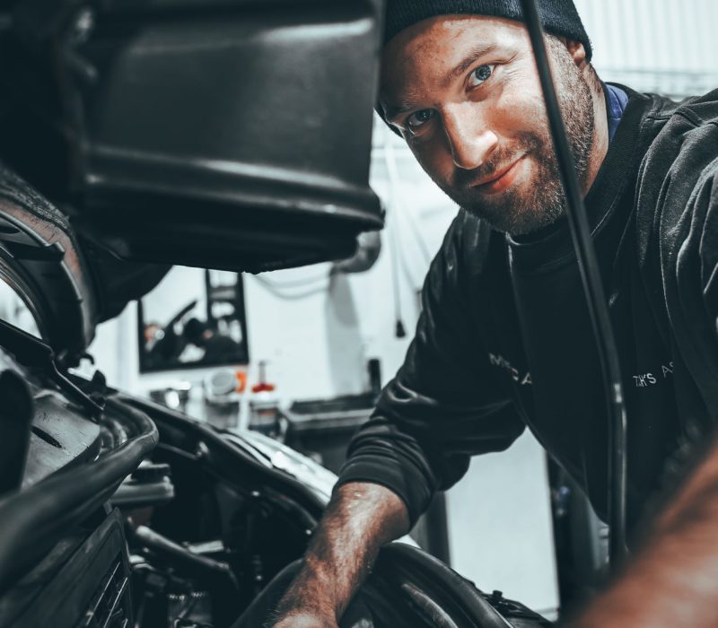 Mekaniker jobber på motor i Meca bilverkstedet